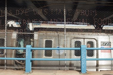 Manhattan Köprüsü'nde metro treni 