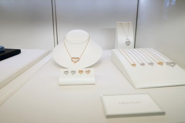  Tiffany mağazasında vitrin