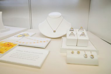  Tiffany mağazasında vitrin