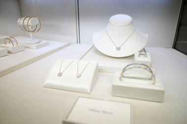 Tiffany mağazasında vitrin