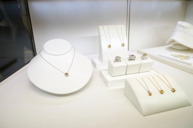  Tiffany mağazasında vitrin