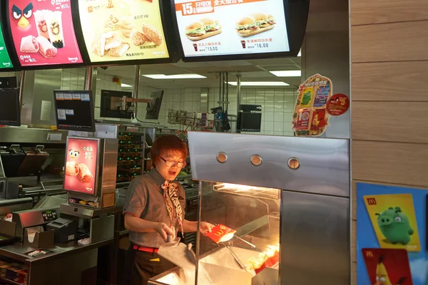 Lavoratore nel ristorante McDonald's — Foto Stock