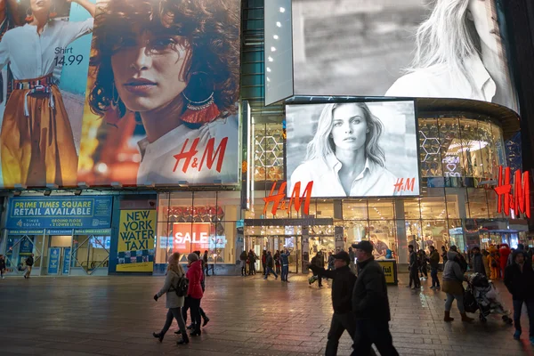 타임스스퀘어 H&M 스토어 — 스톡 사진