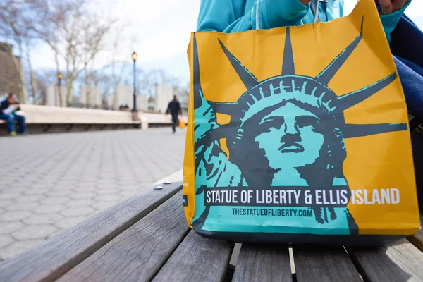Aper bag with a picture of the Statue of Liberty — Stock Photo, Image
