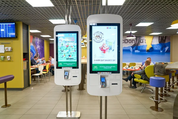 Mcdonald's étterem belül — Stock Fotó