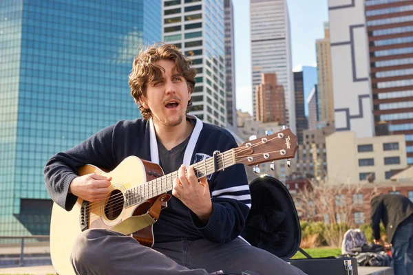 Hombre con guitarra en Nueva York — Foto de Stock