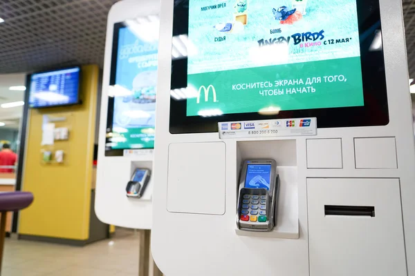 Dentro do restaurante McDonald 's — Fotografia de Stock