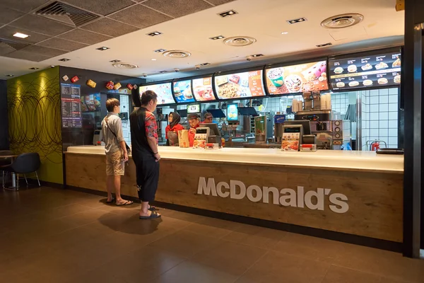 Wnętrze restauracji Mcdonald's — Zdjęcie stockowe