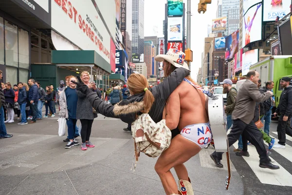 Woman taking photos with Naked Cowboy — Stock Photo, Image