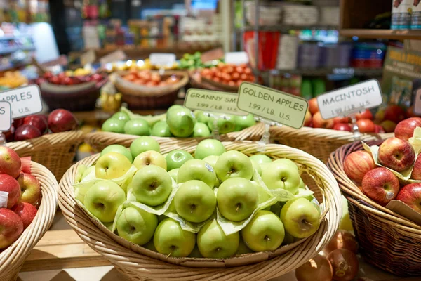 Fresh apples in food store — Stock Photo, Image