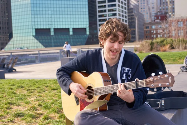 Man with guitar in New York — Stock Photo, Image