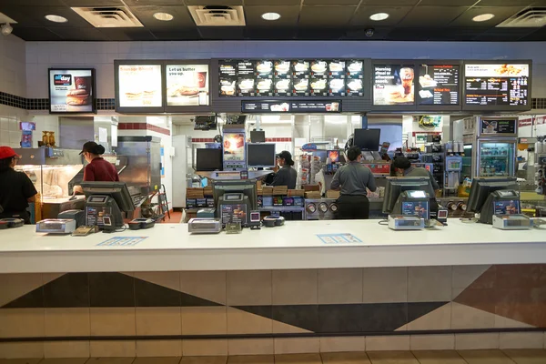 Dentro do restaurante McDonald 's — Fotografia de Stock