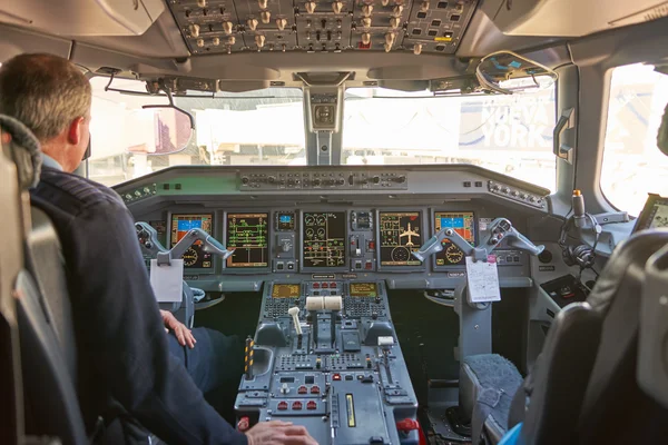 Belsejében Embraer 190 cockpit — Stock Fotó