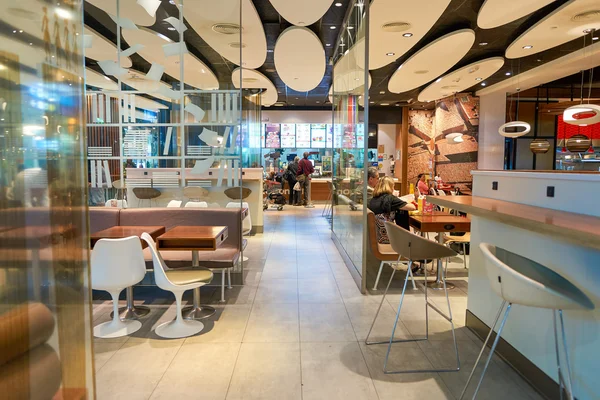 Interiof av McDonalds restaurang — Stockfoto