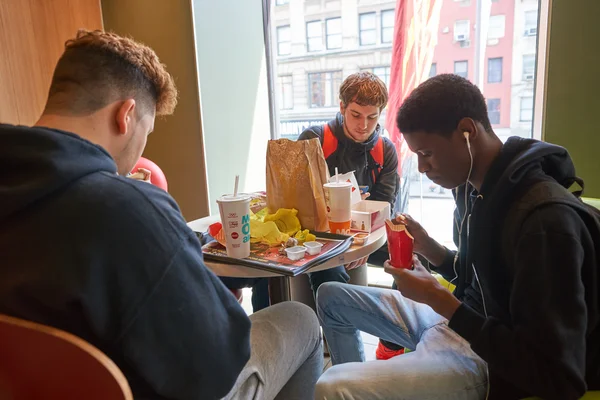 Клиенты ресторана McDonald 's — стоковое фото