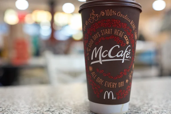 Pohár s logem Mccafe — Stock fotografie