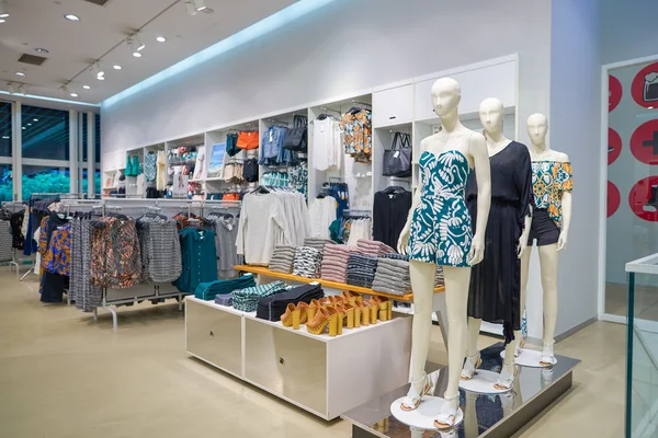 H & M-myymälä Kuala Lumpurissa — kuvapankkivalokuva