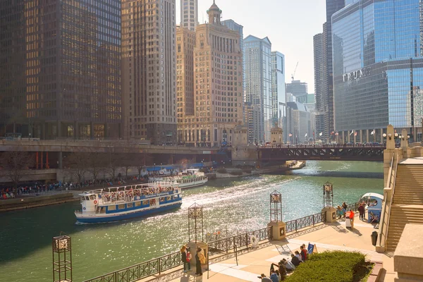 Chicago River på dagtid. — Stockfoto