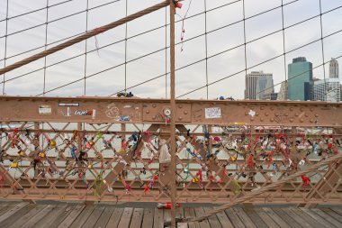 brooklyn Köprüsü'nde aşk kilitleri