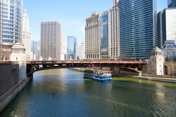 Chicago River på dagtid. — Stockfoto