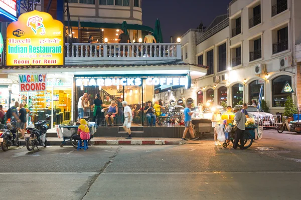 Starbucks in Pattaya bei Nacht — Stockfoto