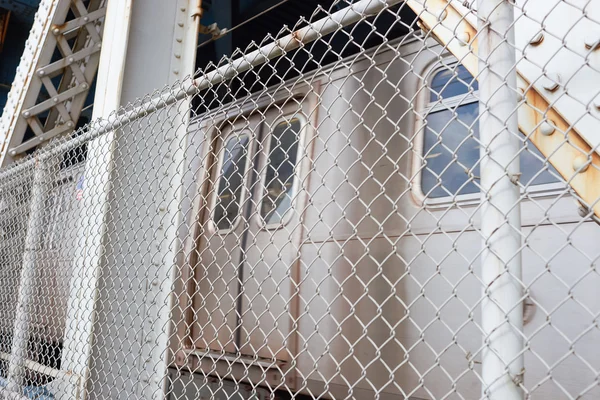 Subway car driving across the Manhattan Bridge — Stock Photo, Image