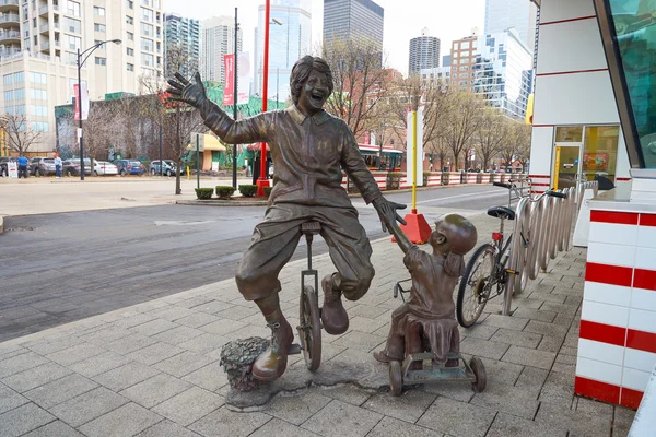 Estatua de Ronald McDonald y niña —  Fotos de Stock