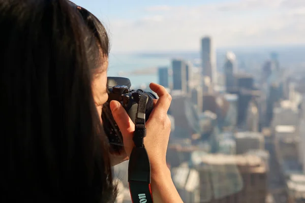 Žena s digitálním fotoaparátem — Stock fotografie