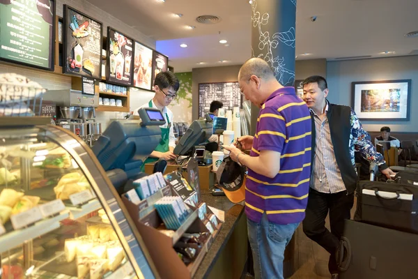 Starbucks en el Aeropuerto Internacional de Shenzhen Bao 'an — Foto de Stock