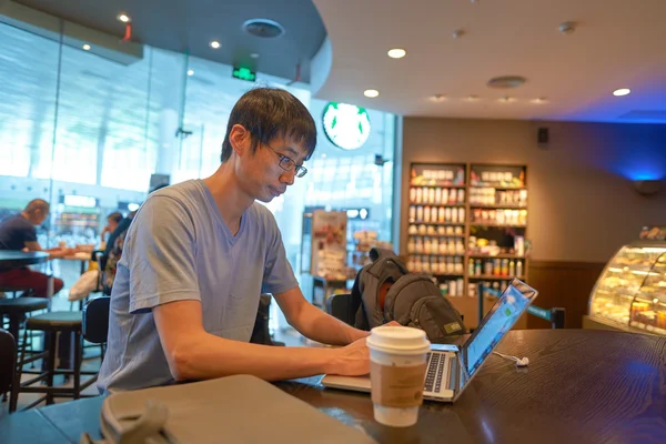 Портрет человека в Starbucks — стоковое фото