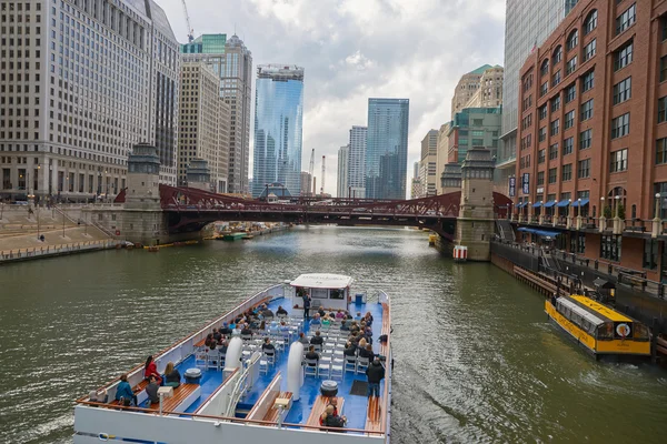Река Чикаго в дневное время . — стоковое фото