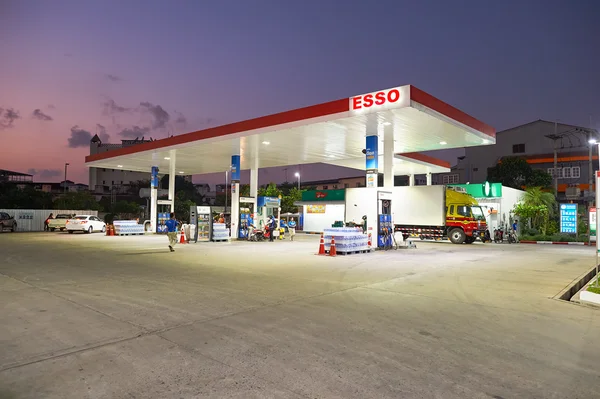 Estação de Esso no crepúsculo — Fotografia de Stock