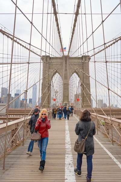 Pedestrian walkway of the Brooklyn Bridg — Stock Photo, Image