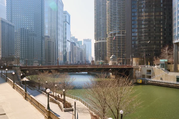 Chicago River w ciągu dnia. — Zdjęcie stockowe