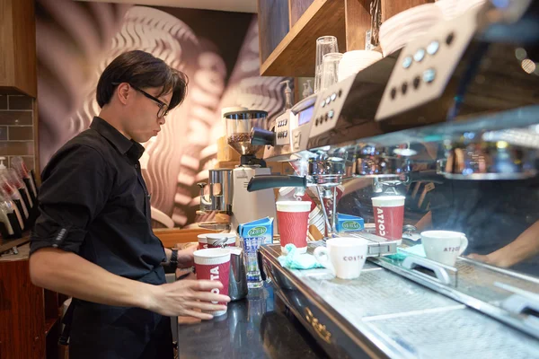 Barista in Costa Coffee — Stockfoto