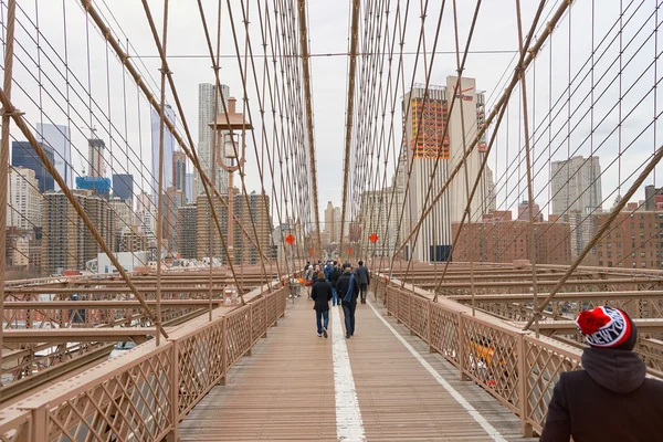 Pedestrian walkway of the Brooklyn Bridg — Stock Photo, Image