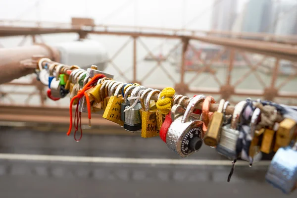 Brooklyn Köprüsü'nde aşk kilitleri — Stok fotoğraf