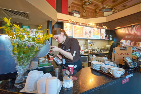 Barista in Costa Caffè Fotografia Stock