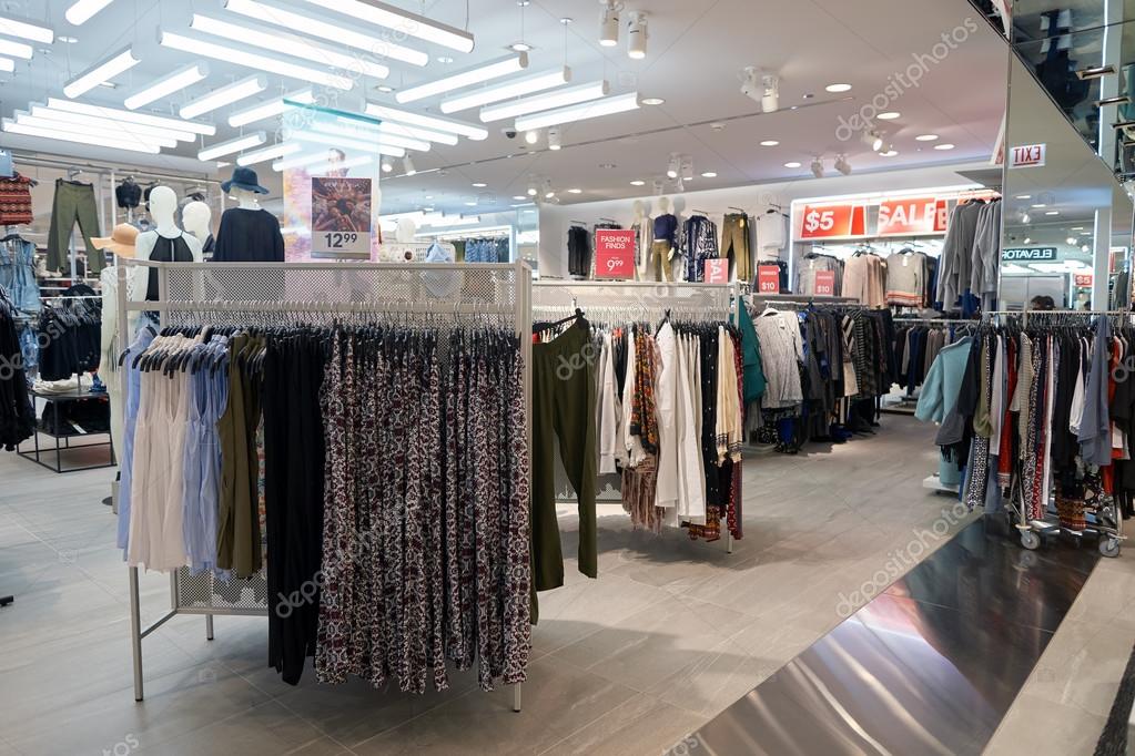 Intérieur du magasin H & M — Photo éditoriale © teamtime #125603764 Intérieur du magasin H & M — Photo éditoriale © teamtime #125603764