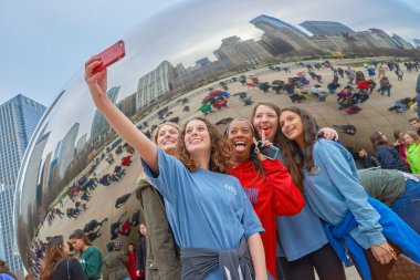 Cloud Gate yakınlarında selfie çeken kadınlar.