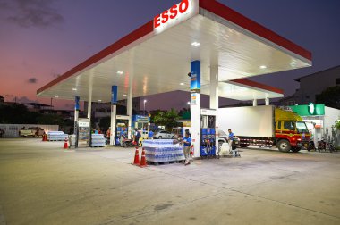Alacakaranlıkta Esso istasyonu