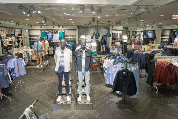 Innen im h & m store — Stockfoto