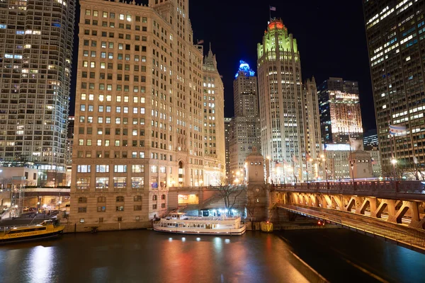 Чикаго в ночное время — стоковое фото