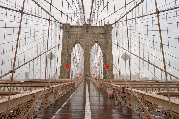 Gångpassage av det Brooklyn Bridge — Stockfoto