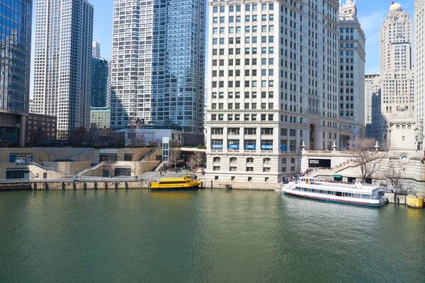 Chicago River på dagtid. — Stockfoto