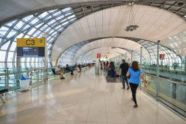 BANGKOK, THAILAND - CIRCA JANUARY, 2020: Suvarnabhumi Havaalanı 'nın içi. Suvarnabhumi Havalimanı Bangkok, Tayland 'a hizmet veren iki uluslararası havalimanından biridir.. 