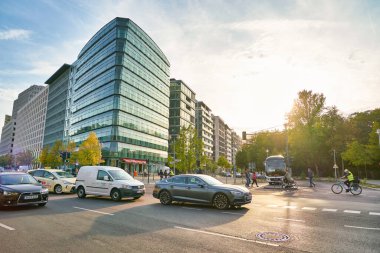 BERLİN, Almanya - CRCA EPTESİ, 2019: Gündüz Berlin şehir manzarası.