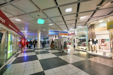MUNICH, Almanya - CIRCA JANUARY, 2020: Münih Havaalanı, Terminal 1.