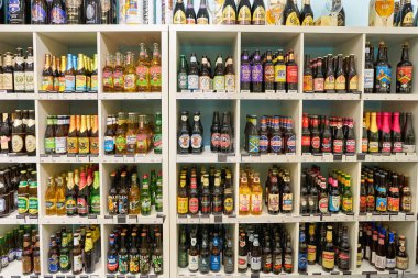 BERLİN, GERMANY - CIRCA SEPTEMBER, 2019: Berlin 'deki Kaufhaus des Westens (Kadewe) mağazasında çeşitli bira şişeleri sergileniyor.