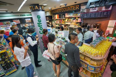 BANGKOK, THAILAND - CIRCA JANUARY, 2020: Suvarnabhumi Havaalanı 'nda 7-evelen mağazasında kuyrukta bekleyenler.